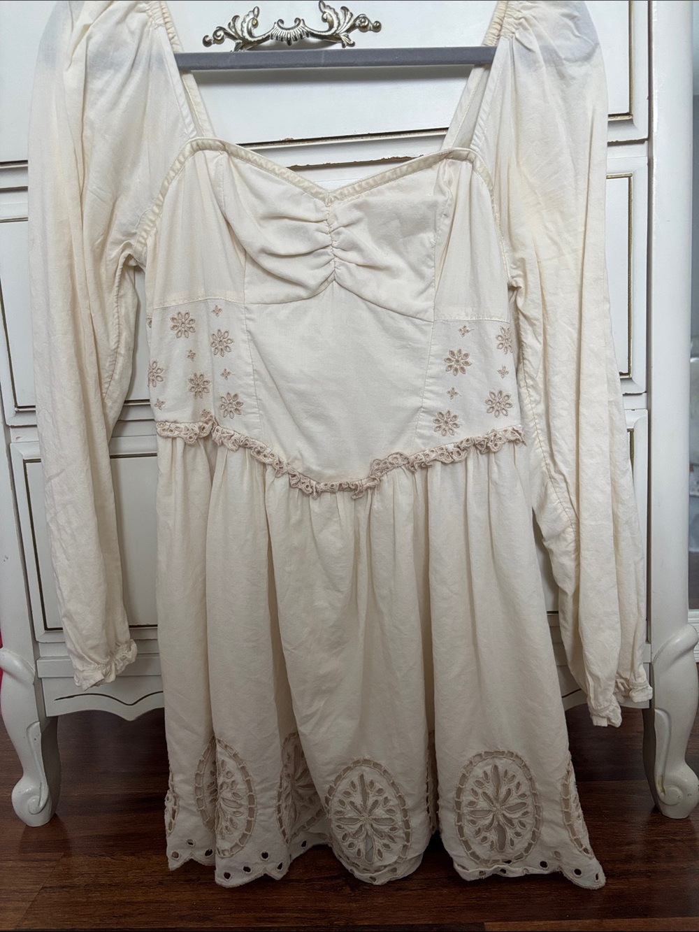 Delicate long sleeve white dress 🌾